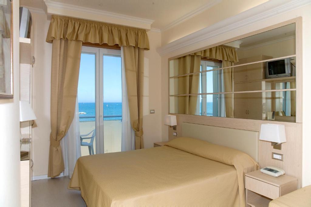 Hotel Caesar Paladium Rimini Bilik gambar
